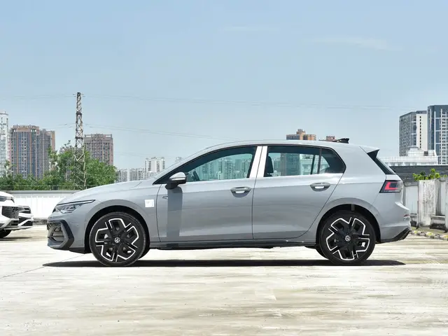 Volkswagen Golf 2025 300TSI R-Line